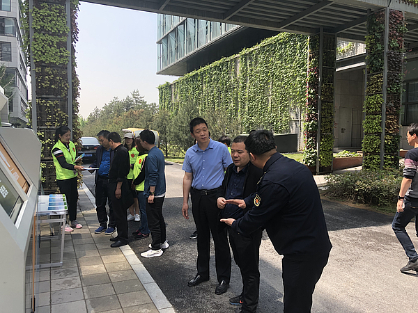 查看垃圾分類(lèi)設施2.jpg